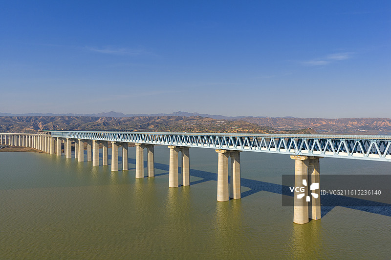 航拍河南省三门峡市黄河公铁双用大桥户外风光图片素材