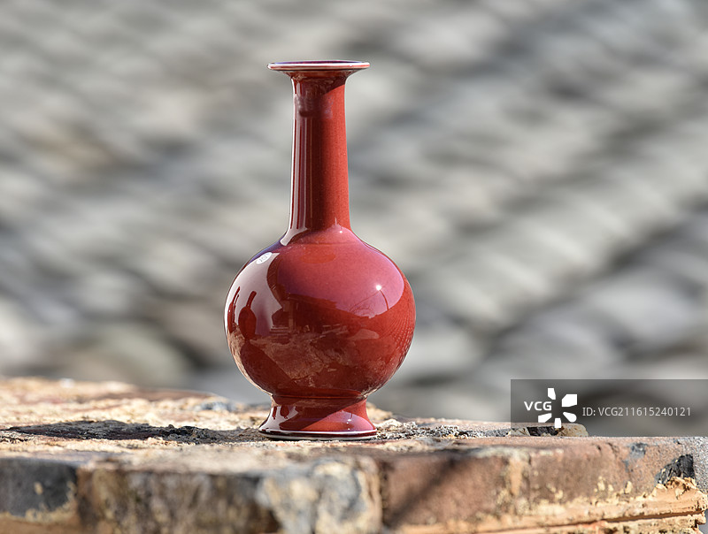 景德镇高温颜色釉祭红胆瓶图片素材