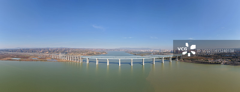 航拍河南省三门峡市黄河公路铁路两用大桥全景图图片素材