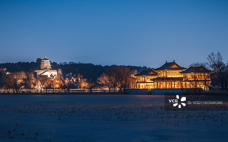 景明楼与佛香阁同框图片素材