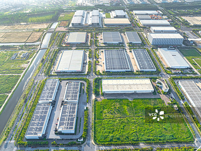 物流仓库屋顶太阳能光伏发电 工业区方格子绿色低碳清洁能源 上海临港自贸区洋山特殊综合保税区陆域图片素材