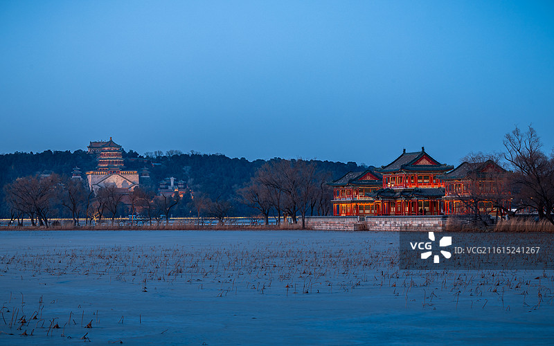 景明楼与佛香阁同框图片素材