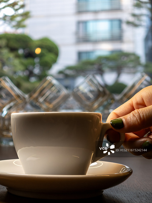 咖啡馆木桌上的精美拿铁拉花咖啡图片素材