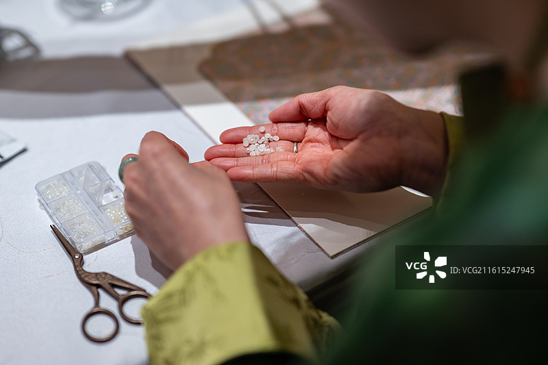 宋锦织春操作织绣特写镜头图片素材