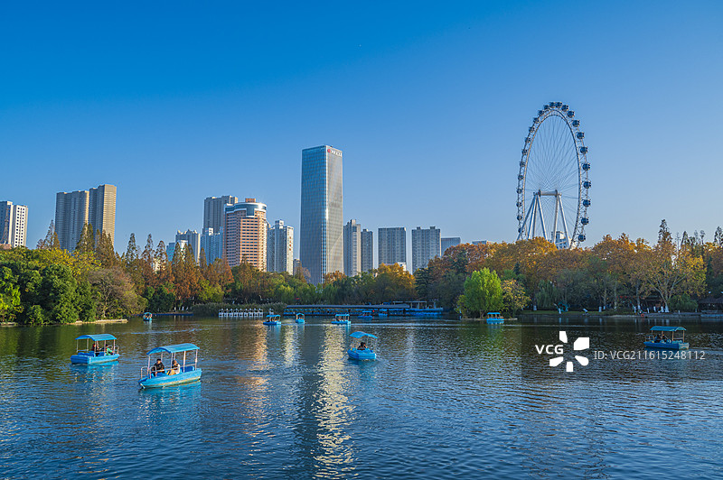 安徽省合肥市逍遥津公园秋色风光：逍遥湖图片素材