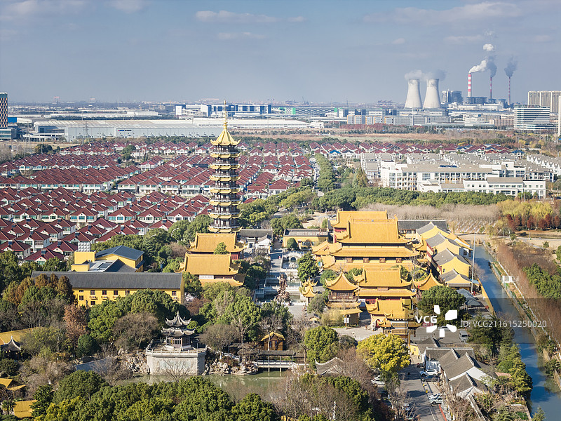 明朝永乐年间江苏苏州太仓市同觉寺佛教寺庙庙宇宝塔宝殿堂白天蓝天白云图片素材