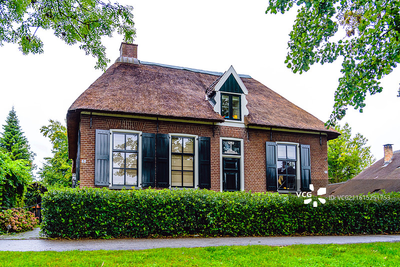 荷兰威尼斯羊角村  湖边的树木和建筑物顶着天空图片素材