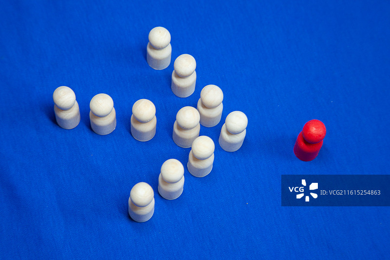 管理者领导引领企业前进的方向就像箭头一样图片素材