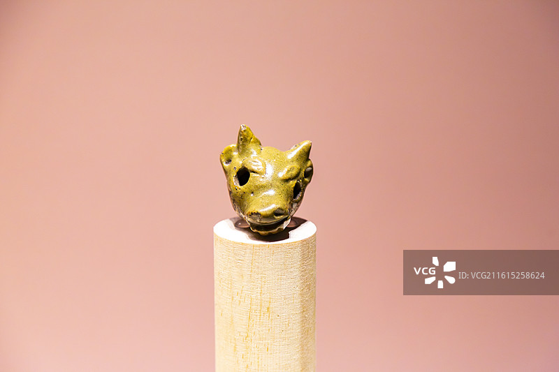 新疆乌鲁木齐新疆博物馆文物辽代茶绿釉牛首埙，中国民族博物馆藏图片素材