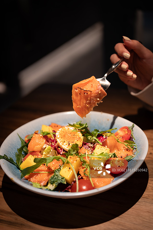 创意西餐料理凉拌三文鱼蔬菜沙拉图片素材