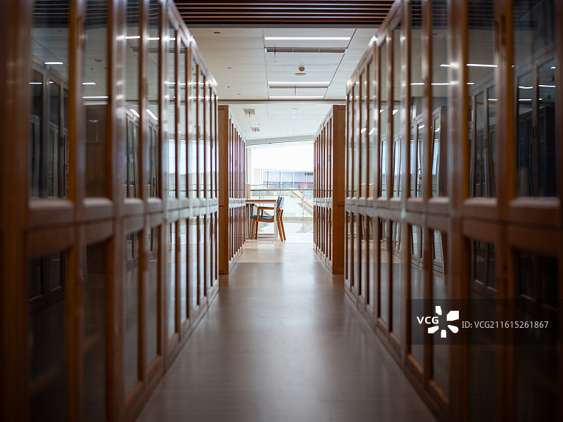 福建省厦门市图书馆书架走廊图片素材