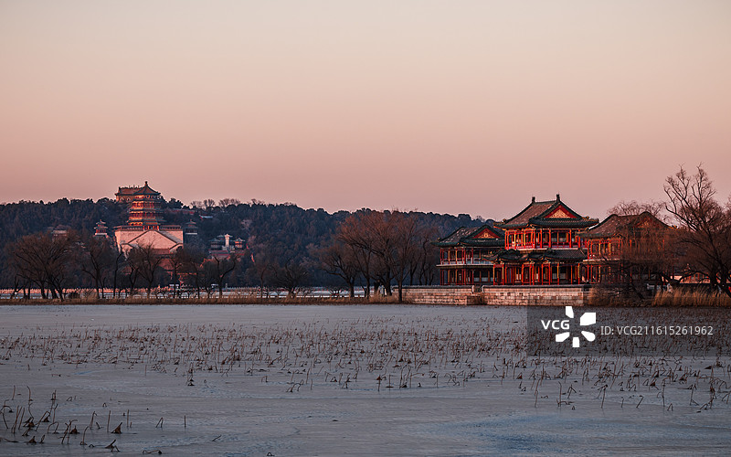 景明楼与佛香阁同框图片素材