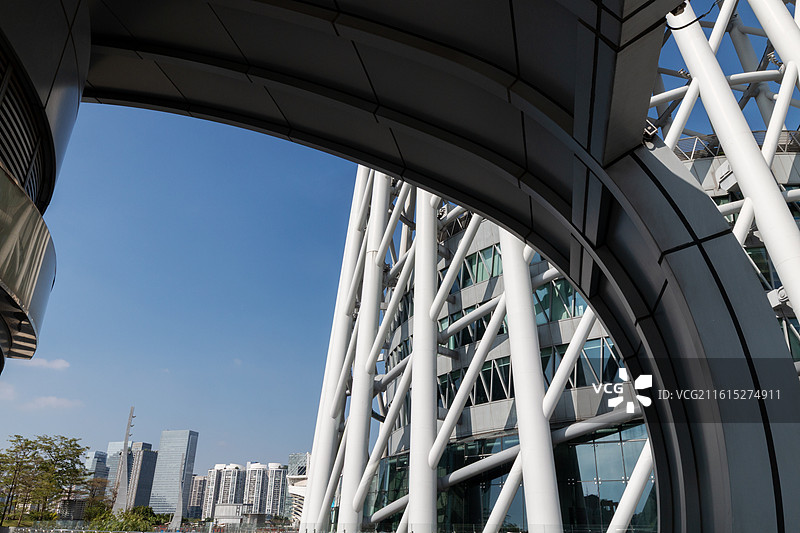 秋天蓝天白云低视角下的广州塔特写镜头和摩天大楼城市建筑风光图片素材