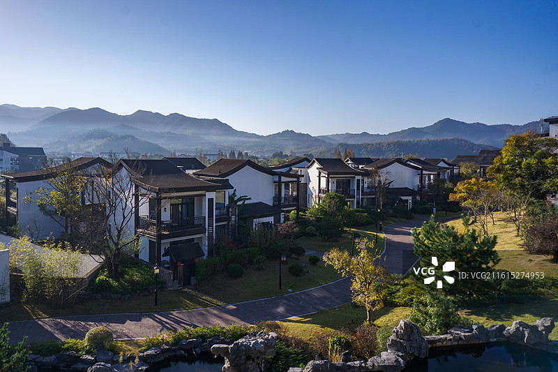 晨雾中宁波东钱湖山水君澜度假酒店图片素材