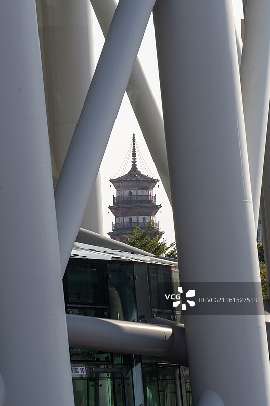 广州塔建筑结构金属框架内的赤岗塔风光图片素材