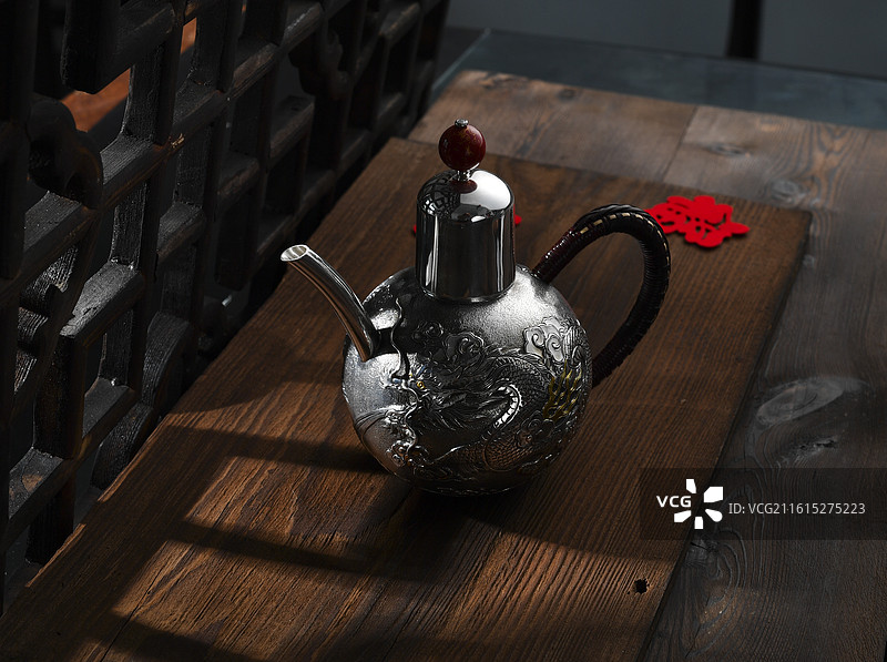 非遗雕龙纹银茶壶图片素材