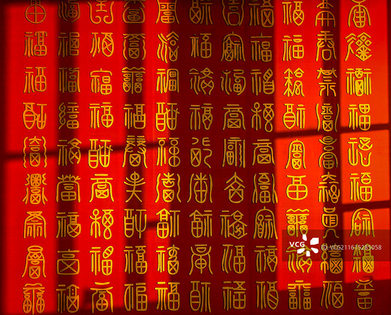 室内窗户光斑下的百福图图片素材