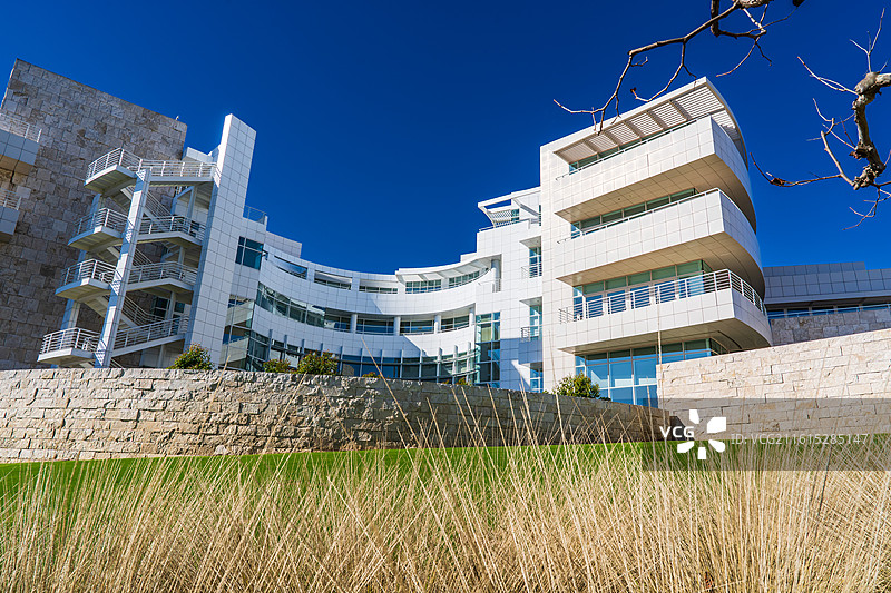 洛杉矶盖蒂中心的现代建筑景观，洁净的线条、石灰岩材质与几何结构在加州阳光下展现出独特的艺术与建筑美感图片素材