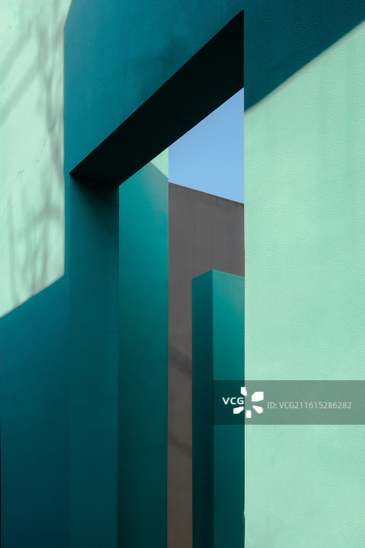 杭州白蓝地文化街区：绿墙光影交错图片素材