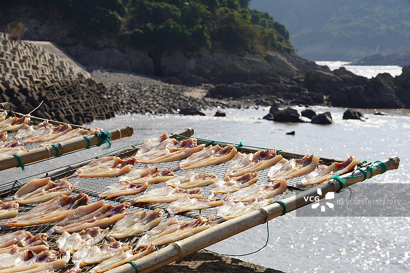 鱼干 浙江苍南县霞关镇，村民晾晒的鱼干在阳光下风干。图片素材