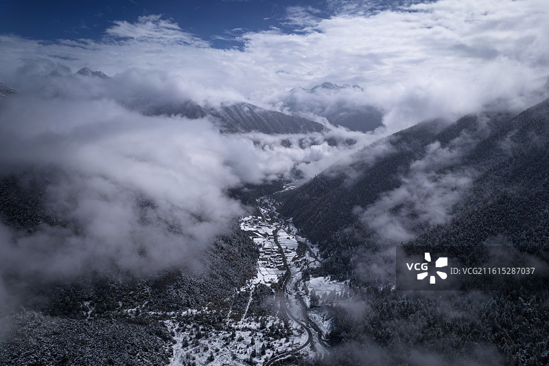 川西雪中山谷村庄图片素材