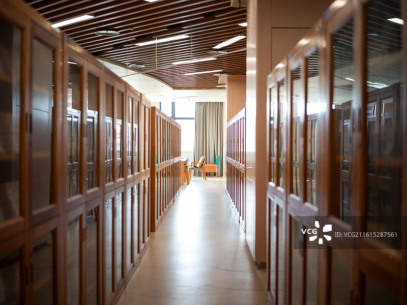 福建省厦门市图书馆书架走廊图片素材