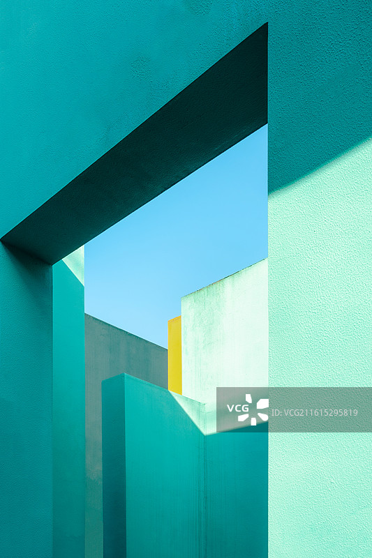 杭州白蓝地文化街区：绿墙光影交错图片素材