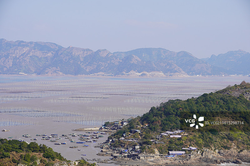 浙江苍南县，海港里停泊的渔船和铺设的养殖网箱。图片素材