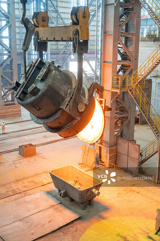 钢铁厂钢水包倾倒废渣图片素材