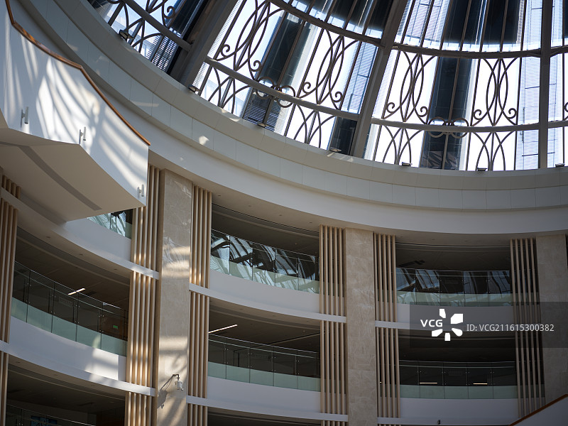 福建省厦门市图书馆建筑内部穹顶与多层结构图片素材