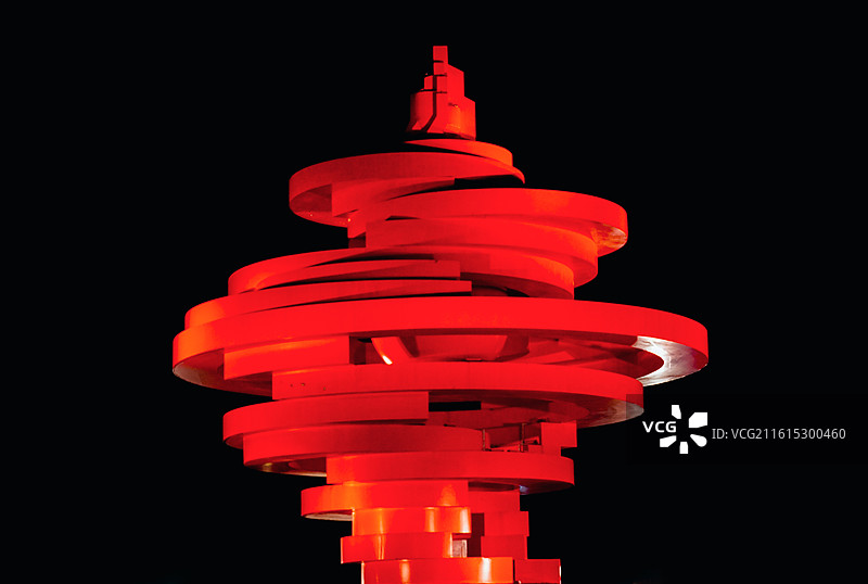 青岛五四广场夜景“五月的风”雕塑‌。图片素材