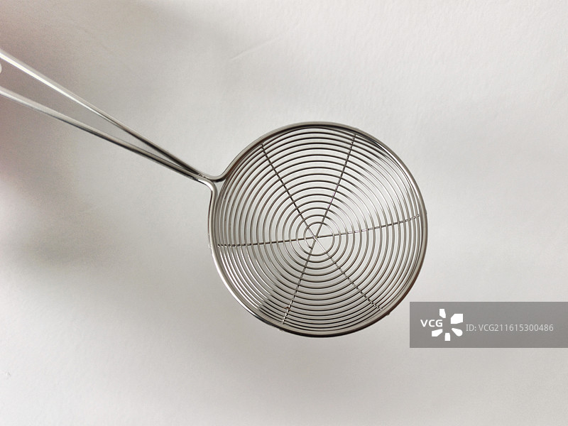 小漏勺 白色背景下厨房用具特写镜头图片素材