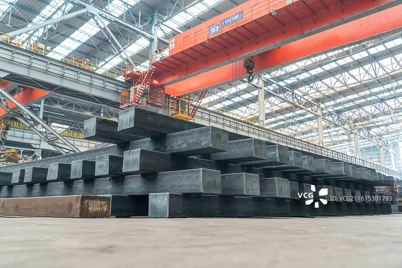 钢铁厂生产车间堆放的钢锭图片素材