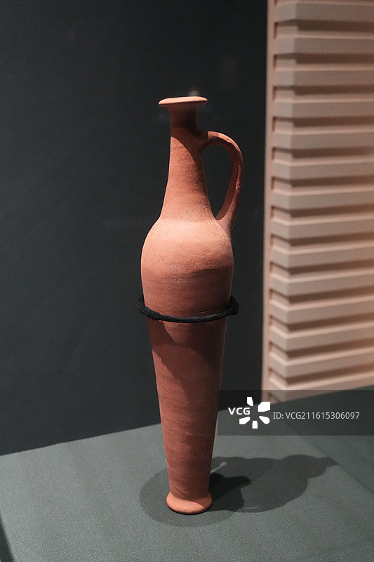 红陶瓶_拉塔基亚省沿海地区的拉斯沙姆拉的乌伽里特（叙利亚古代文物精品展）图片素材
