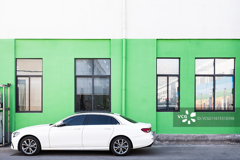 杭州白蓝地文化街区：绿墙与窗户图片素材