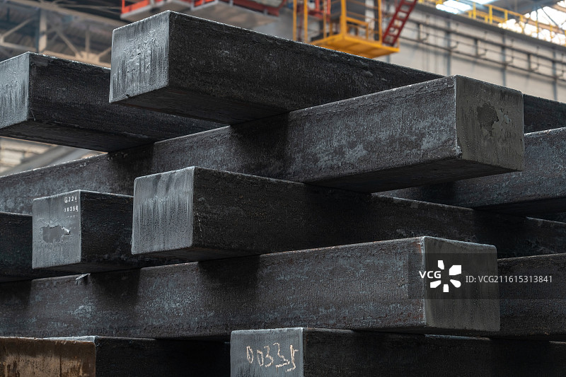 钢铁厂生产车间堆放的钢锭图片素材
