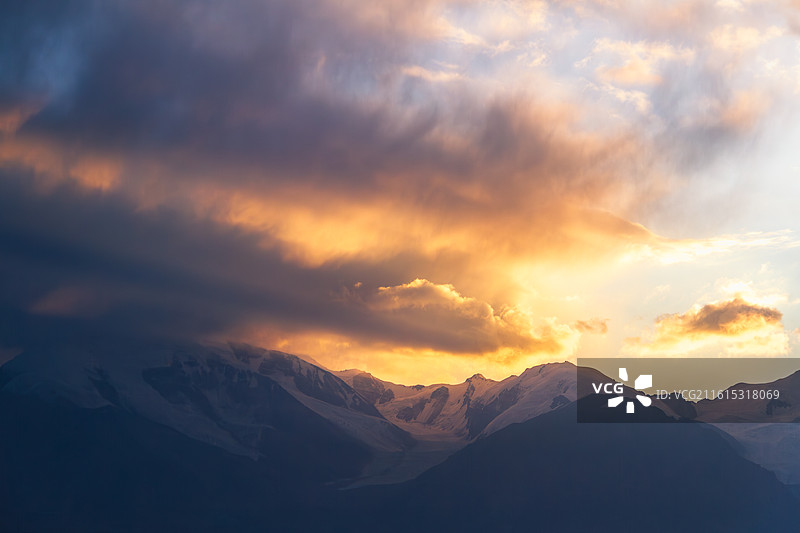 帕米尔流霞：慕士塔格雪峰上空的极境彩云与梦幻影调图片素材