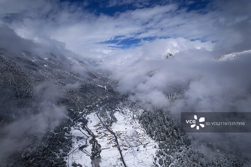 川西雪中山谷村庄图片素材