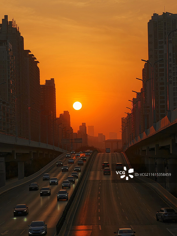 奔向城市的太阳图片素材