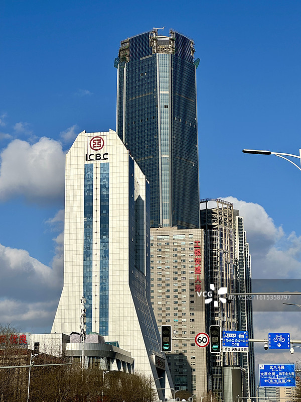 冬日沈阳街头 造型独特的银行大楼和后方未完工的摩天大楼图片素材