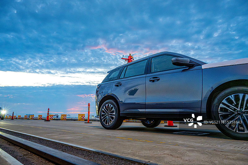 上海南港码头一线作业场景照 新的成品汽车驶入滚装船出口全球市场图片素材