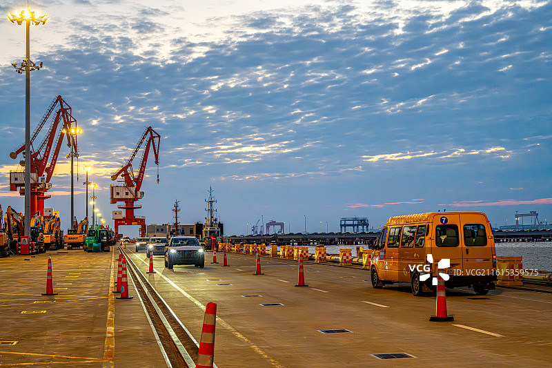 上海南港码头一线作业场景照 新的成品汽车驶入滚装船出口全球市场图片素材