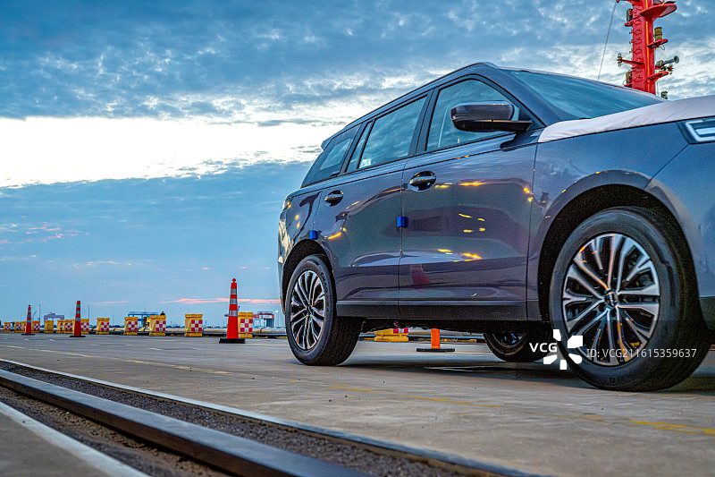 上海南港码头一线作业场景照 新的成品汽车驶入滚装船出口全球市场图片素材