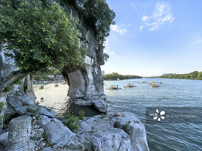 桂林象鼻山的鼻口，漓江与江上的竹筏游人风貌图片素材
