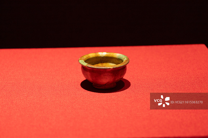 广东省博物馆藏 唐三彩小杯图片素材