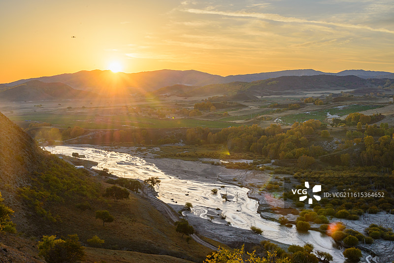 内蒙古赤峰乌兰布统透风沟秋景日出图片素材
