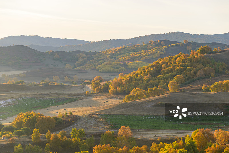 内蒙古赤峰乌兰布统透风沟秋景日出图片素材