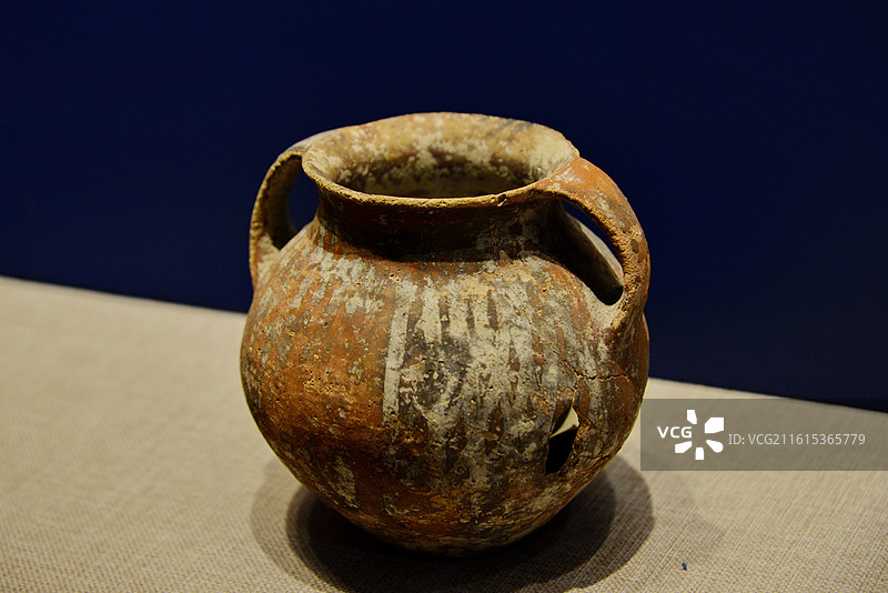 双耳彩陶罐，商周时期文物，新疆哈密博物馆藏品图片素材