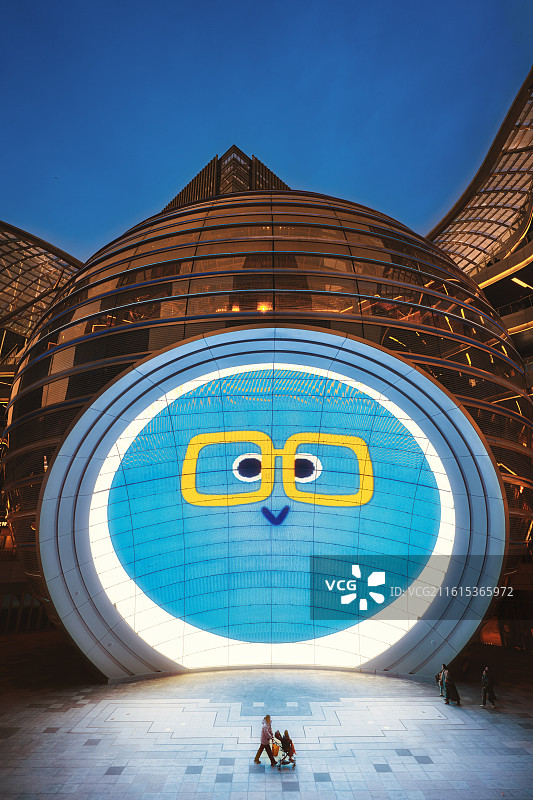 蓝调时刻下常州新北区星耀城吾悦广场大球图片素材