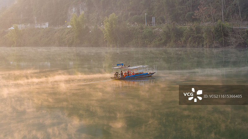 湖北恩施湿地鸭松溪，初冬薄雾下犹如仙境图片素材